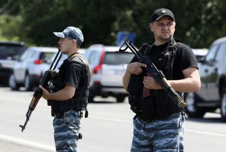 Armed pro-Russian separatists stand guard on the suburbs of Shakhtarsk, Donetsk region July 28, 2014. REUTERS/Sergei Karpukhin