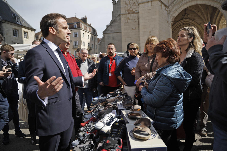 En déambulation sur un marché à Dôle dans le Jura ce 27 avril, le président de la République a été interpellé sur les salaires des grands PDG.