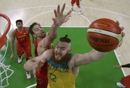 2016 Rio Olympics - Basketball - Final - Men's Bronze Medal Game Australia v Spain - Carioca Arena 1 - Rio de Janeiro, Brazil - 21/8/2016. Aron Baynes (AUS) of Australia (R) and Pau Gasol (ESP) of Spain compete. REUTERS/Eric Gay/Pool