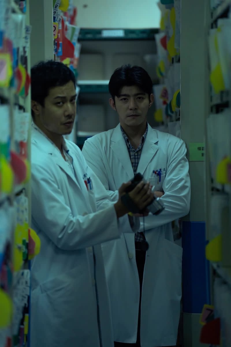 ▲薛仕凌（左）、王柏傑在《疫起》中有大量對手戲，兩人為未知病毒奮力抗戰。（圖／CATCHPLAY）