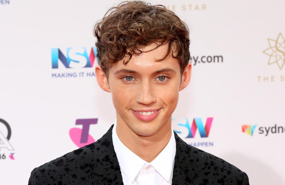 Avant de percer dans l'industrie musicale, Troye Sivan était un influenceur sur YouTube. Il publiait des vlogs sur sa vie et partageait parfois des reprises, jusqu'au jour où sa popularité lui a permis de sortir ses premiers singles et son talent de chanteur a rapidement séduit les foules.