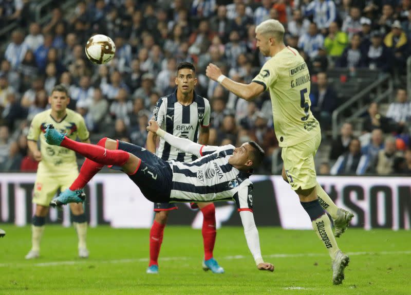 Rogelio Funes Mori impacta el balón de chilena para anotar el gol que le dio el triunfo a Monterrey sobre América en la final de ida del torneo Apertura en México