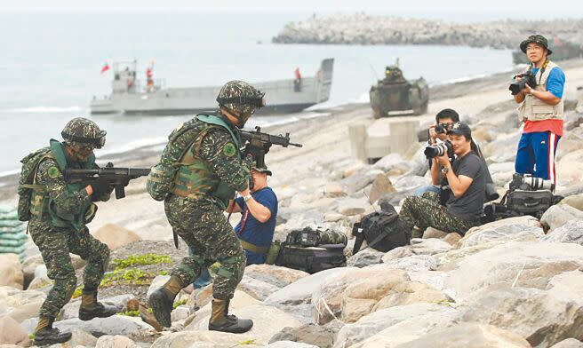 軍營安維條例遭質疑限制自由，防長解釋，不至於拍張照就把人抓起來，但若用鏡頭聚焦某種機型，這種行為就是偵察。圖為民眾近距離搶拍國軍搶灘演練。（本報資料照片）