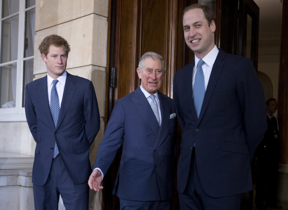 ARCHIVO - En esta fotografía del 13 de febrero de 2014, el príncipe Carlos (centro), con sus hijos el príncipe Guillermo (derecha) y el príncipe Enrique afuera de Lancaster House, en Londres. (AP Foto/Alastair Grant, Pool, Archivo)