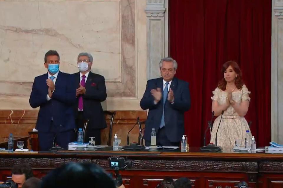 El Presidente Alberto Fernández estaba acompañado por el presidente de la Cámara de Diputados Sergio Massa y la vicepresidenta Cristina Fernández de Kirchner