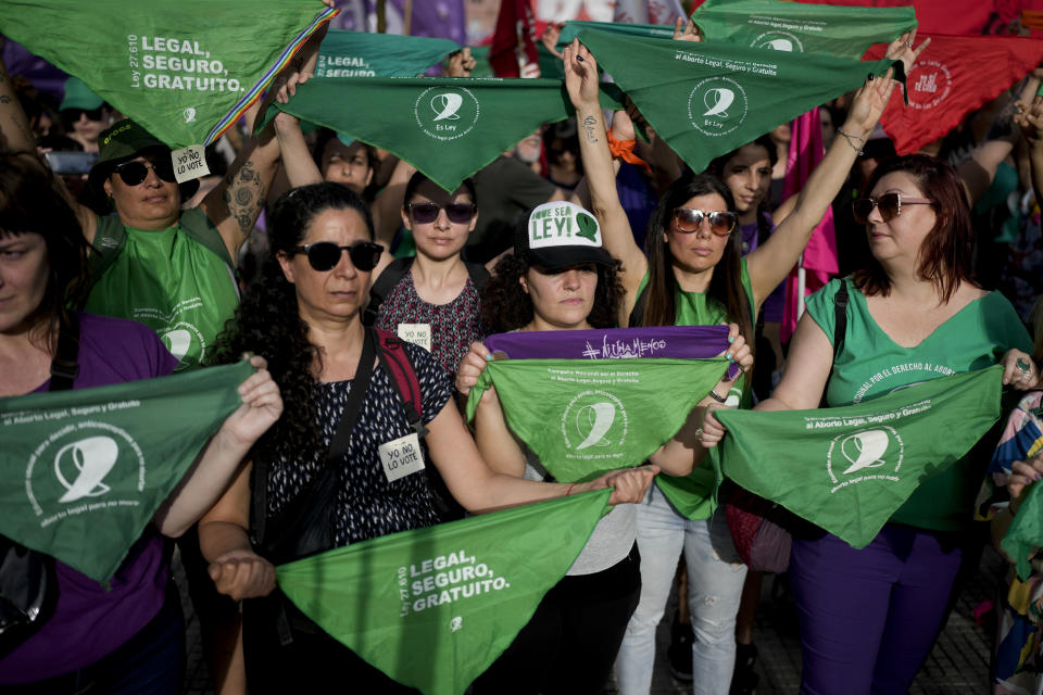 Manifestantes sostienen el icónico pañuelo verde a favor de la despenalización del aborto durante una manifestación que conmemora el Día Internacional de la Eliminación de la Violencia contra la Mujer, en Buenos Aires, Argentina, el sábado 25 de noviembre de 2023. (Foto AP/Natacha Pisarenko)