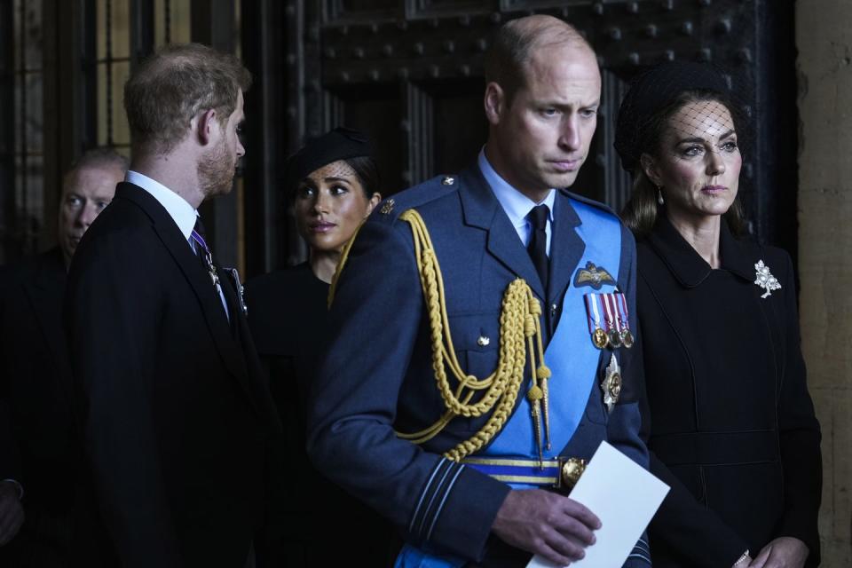 the coffin carrying queen elizabeth ii is transferred from buckingham palace to the palace of westminster