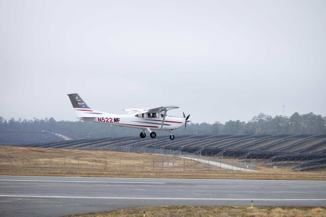 Una red de paneles solares se extiende hacia la torre de control del Aeropuerto Internacional de Tallahassee en Tallahassee, Florida, el 5 de diciembre de 2021. (Dustin Chambers/The New York Times)