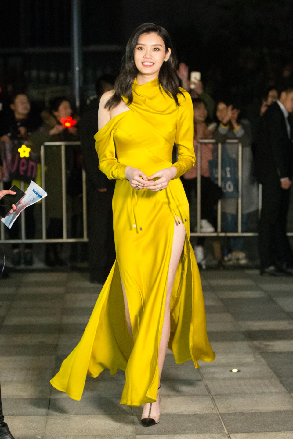 <p>Ming Xi arrived wearing a yellow asymmetric dress. </p>