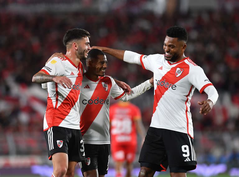 River Plate afronta dos realidades opuestas: como local parece imbatible y como visitante no puede ganar