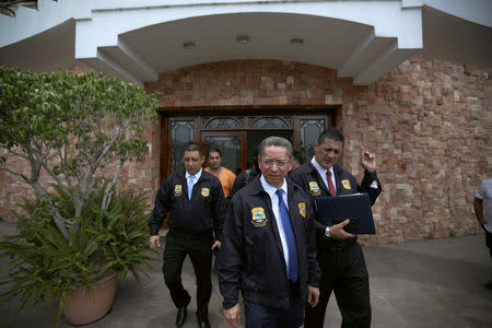 FILE PHOTO: El Salvador's Attorney General Douglas Melendez inspects a house of El Salvador's former President Elias Antonio Saca, seized by the Attorney General's Office, in San Salvador, El Salvador, August 10, 2018. REUTERS/Jose Cabezas/File Photo