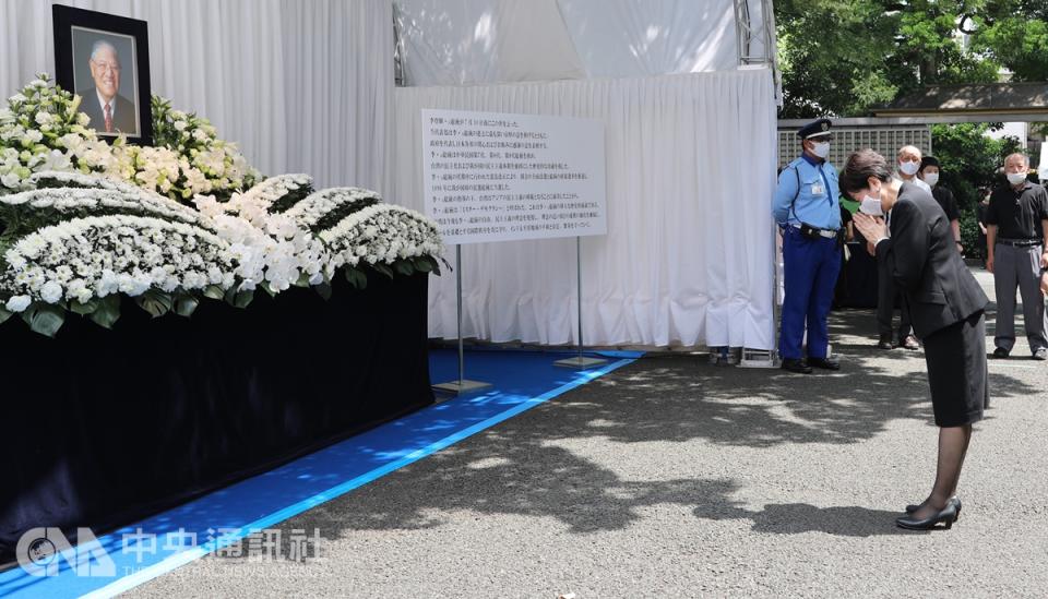 前總統李登輝辭世，駐日代表處設追思處，東京都知事 小池百合子（圖）5日前來悼念，聽到現場播放的「千 風之歌」樂曲時眼泛淚光。（中央社）