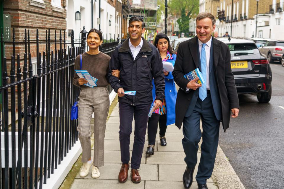 Rishi Sunak goes canvassing in Chelsea with wife Akshata Murty and Greg Hands MP (Edward Massey / CCHQ)