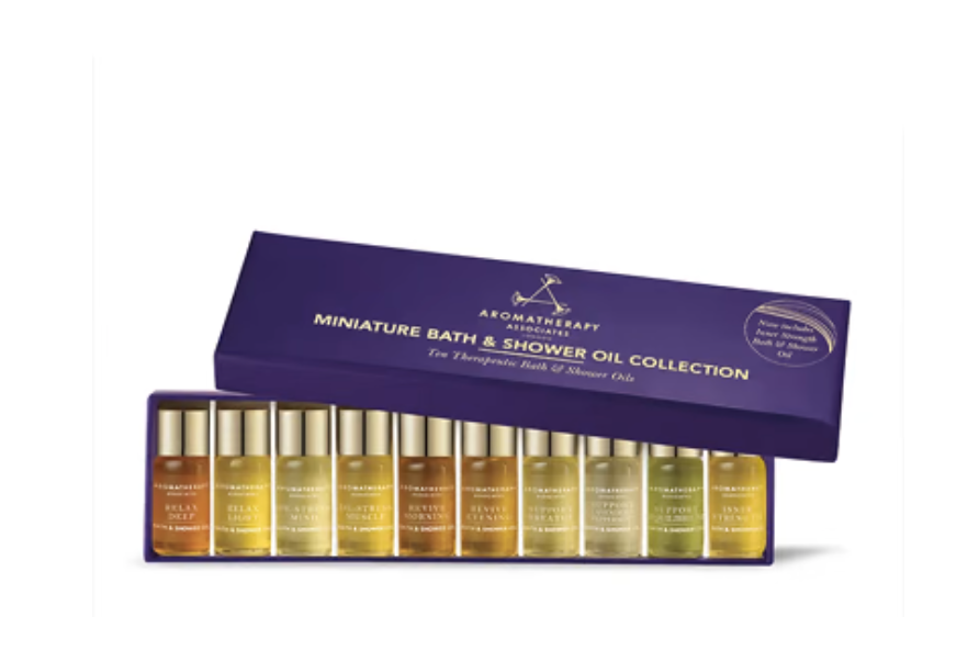 In der zehnteiligen Minikollektion von Aromatherapy Associates ist für jeden Tag ein neues Bad- und Duschöl dabei. (Bild: Feelunique)