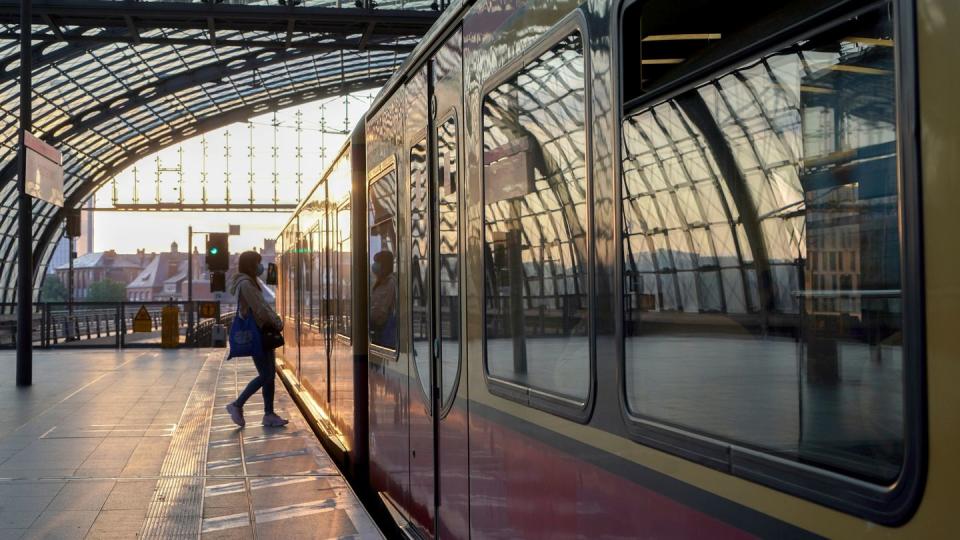 Eine Frau besteigt eines S-Bahn am Hauptbahnhof Berlin.