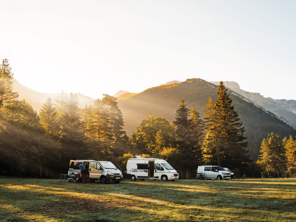 Bevor es auf Tour geht, sollten Camper oder Wohnmobil noch einmal richtig durchgecheckt werden. (Bild: AdriaVidal/Shutterstock.com)