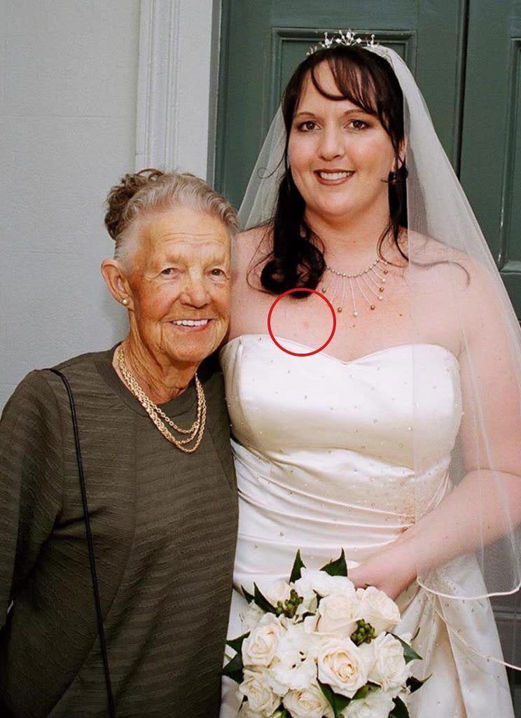 Deborah Crofts et sa grand-mère le jour de son mariage. (PA Real Life/A.V.I Auckland NZ)