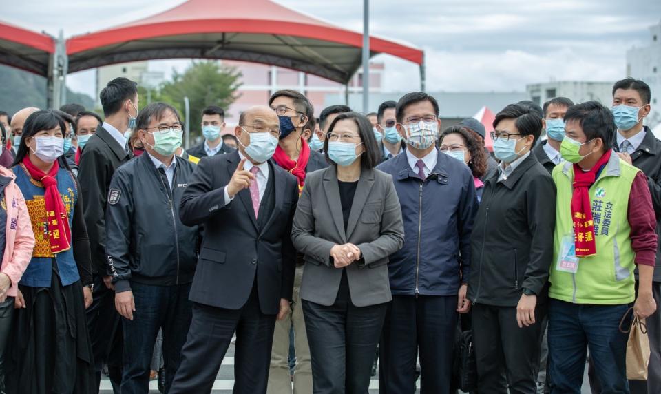 蔡英文在臉書貼出與蘇貞昌的合照，力挺蘇院長「繼續衝、繼續拚」，並期許「我們一起努力，讓國家繼續向前進！」   圖：翻攝蔡英文臉書