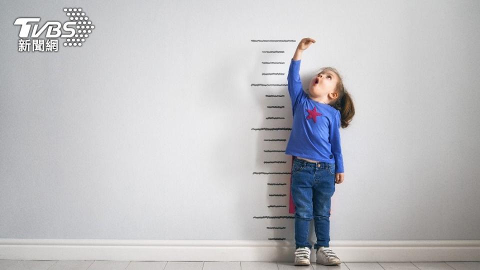 如孩子當骨齡以超前2年以上需由醫師評估。（示意圖／shutterstock 達志影像）