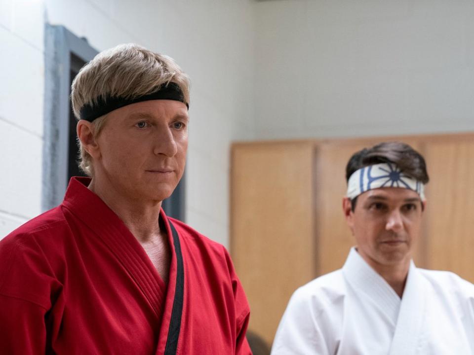 William Zabka (li.) und das ehemalige "Karate Kid" Ralph Macchio. (Bild: Curtis Bonds Baker/Netflix)