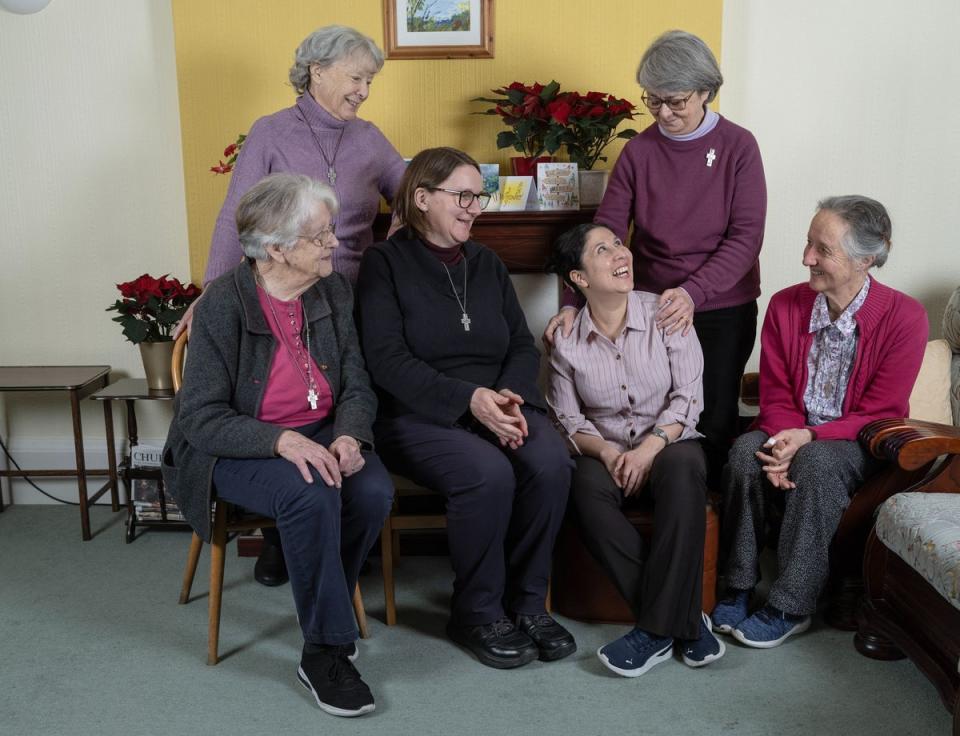 Nuns from Faithful Companions of Jesus (FCJ) in east London with one of two El Salvadorian refugees who live in their convent.  Left to right: Katherine O'Flynn, Bernadette O'Malley, Anouska Robinson-Biggin refugee Stefanie Padilla, Gloria Calabrese and Teresa White. (Daniel Hambury/Stella Pictures Ltd)