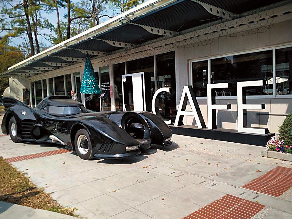 J cafe外還有周董的蝙蝠車駐店拉客。（翻攝自Jcafe高雄城市光廊店臉書）