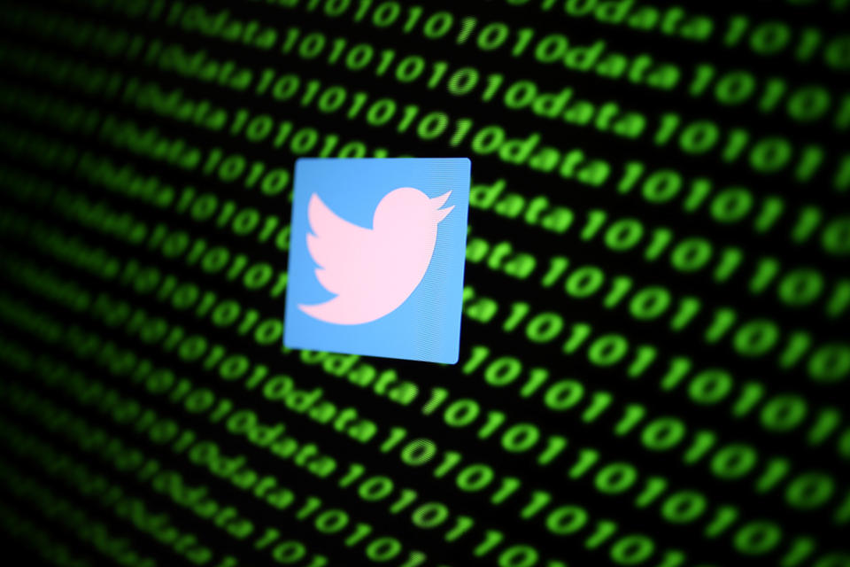 Auf Twitter sollen Algorithmen politisch rechte Inhalte bevorzugen. (Bild: REUTERS/Dado Ruvic/Illustration)