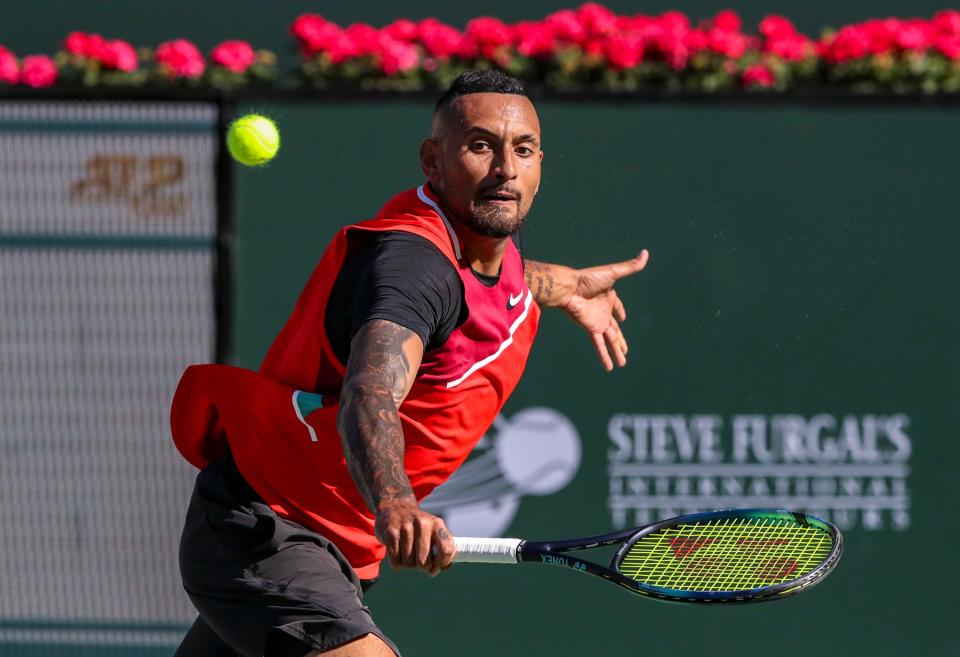 Nick Kyrgios de Australia persigue el balón de regreso al español Rafael Nadal durante los cuartos de final del BNP Paribas Open en el Indian Wells Tennis Garden en Indian Wells, California, el jueves 17 de marzo de 2022.