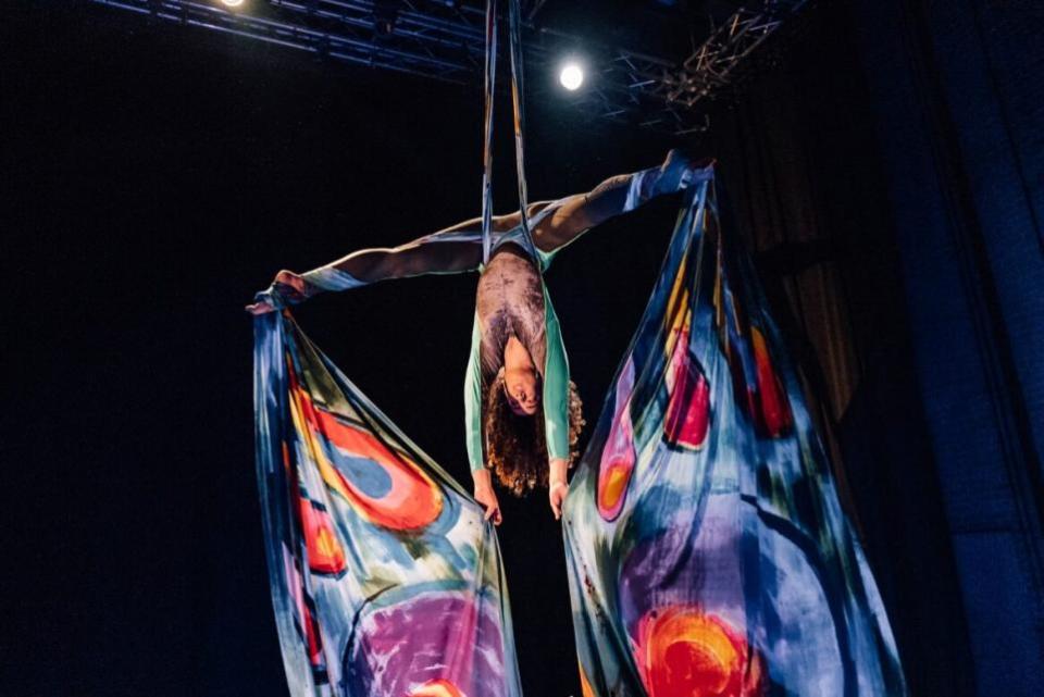 Northwich Guardian: Contortionist and aerial display artist, Ella Mesma
