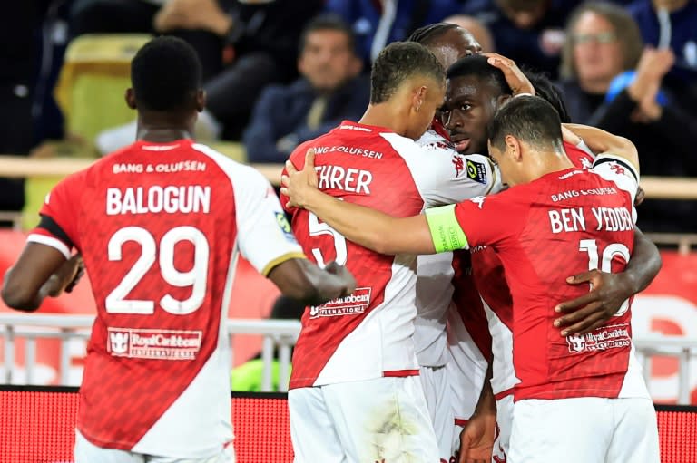 Le milieu de terrain français de Monaco Youssouf Fofana (d.) célèbre avec ses coéquipiers après avoir marqué le premier but de son équipe lors du match de L1 contre Lille, à Monaco, le 24 avril 2024 (Valery HACHE)