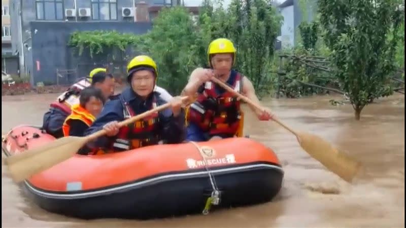 河南鄭州暴雨，昨日下午4點至5點，1小時內降雨量達到201.9mm。（圖／AP／CCTV授權）