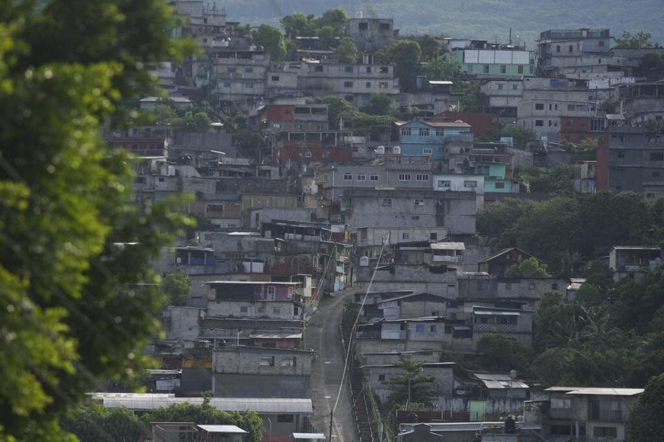 Casas en la ladera de la colina en Tila,