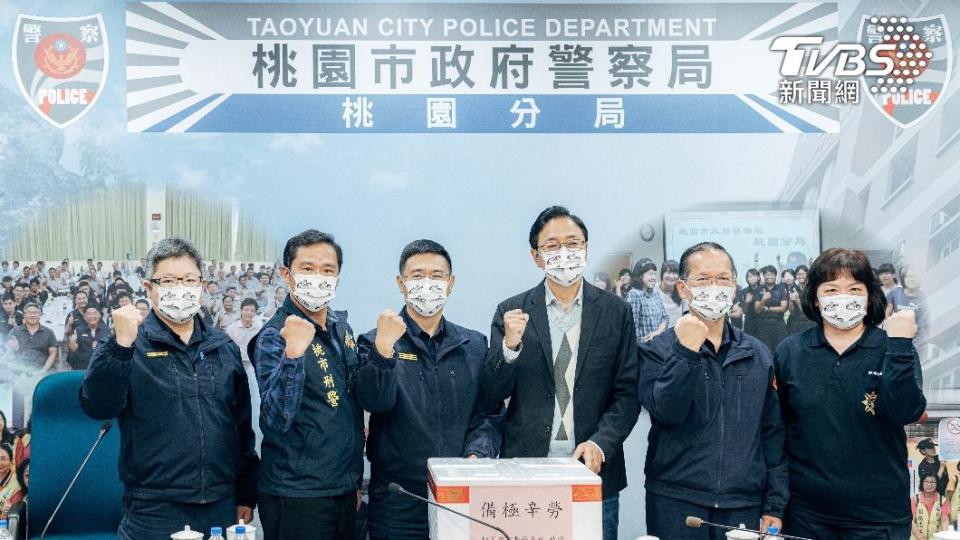 張善政感謝警方全力辦案並給予鼓勵。（圖／TVBS）