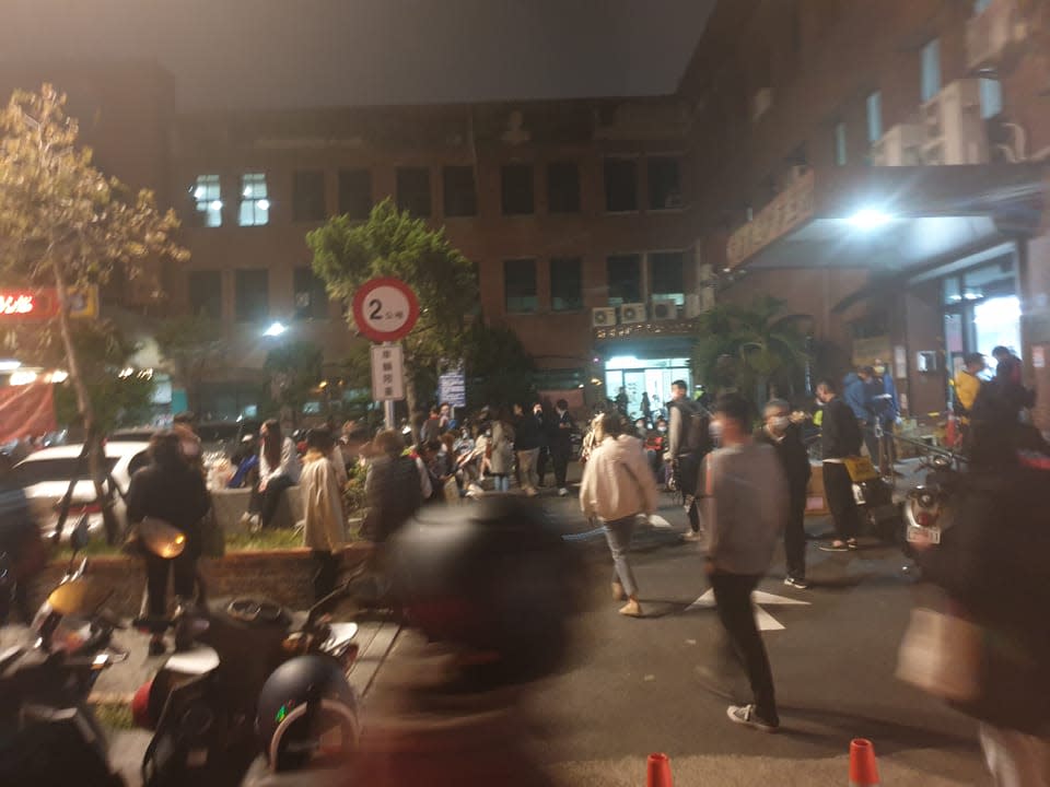 竹北戶政昨夜燈火通明，出動大批人力忙到凌晨1點。（圖：民眾提供）