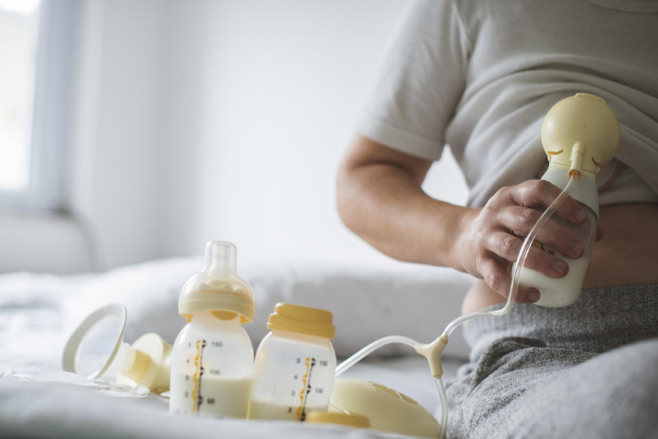 餵母乳的方法：手擠或使用電動吸乳器。示意圖：getty images