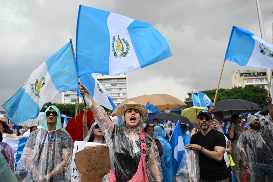 En la imagen una manifestación del 2 de septiembre en la que piden la renuncia de la fiscal Consuelo Porras y de Rafael Curruchiche, acusados de generar una crisis electoral en Guatemala  (Johan ORDONEZ / AFP) (JOHAN ORDONEZ/AFP via Getty Images)