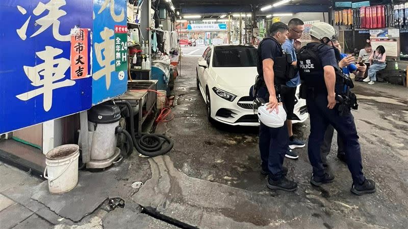 吳姓女車主報警釐清車頭為何出現刮痕。（圖／翻攝當事人臉書）