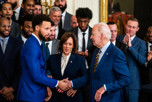 Stephen Curry (left) visited the White House for the first time in seven years, where he met U.S. President Joe Biden (right) and Vice President Kamala Harris on Tuesday. (Photo by Demetrius Freeman/The Washington Post via Getty Images)