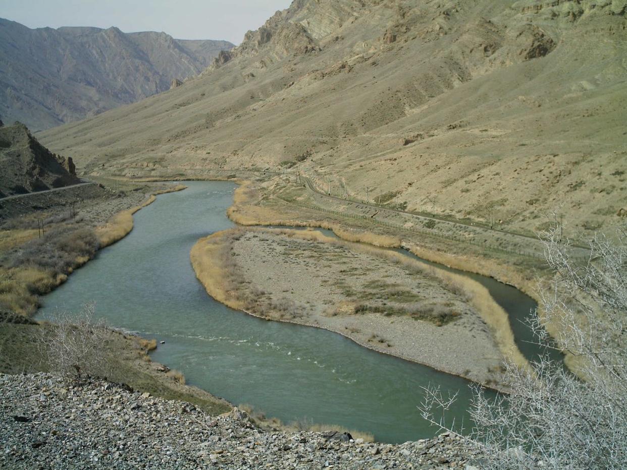 El río Aras en las proximidades de Julfa-Irán (a la izquierda estaría Irán y a la derecha el exclave azerí de Najicheván). <a href="https://en.wikipedia.org/wiki/File:Jolfa-Aras2.jpg" rel="nofollow noopener" target="_blank" data-ylk="slk:M. Karzarj/Wikimedia Commons;elm:context_link;itc:0;sec:content-canvas" class="link ">M. Karzarj/Wikimedia Commons</a>, <a href="http://creativecommons.org/licenses/by-sa/4.0/" rel="nofollow noopener" target="_blank" data-ylk="slk:CC BY-SA;elm:context_link;itc:0;sec:content-canvas" class="link ">CC BY-SA</a>