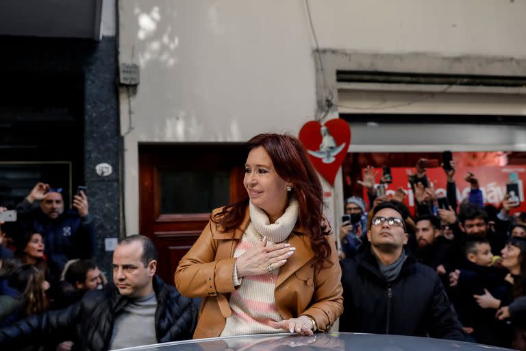 Cristina Kirchner, una de las tantas veces que saludó a la militancia en la puerta de su departamento