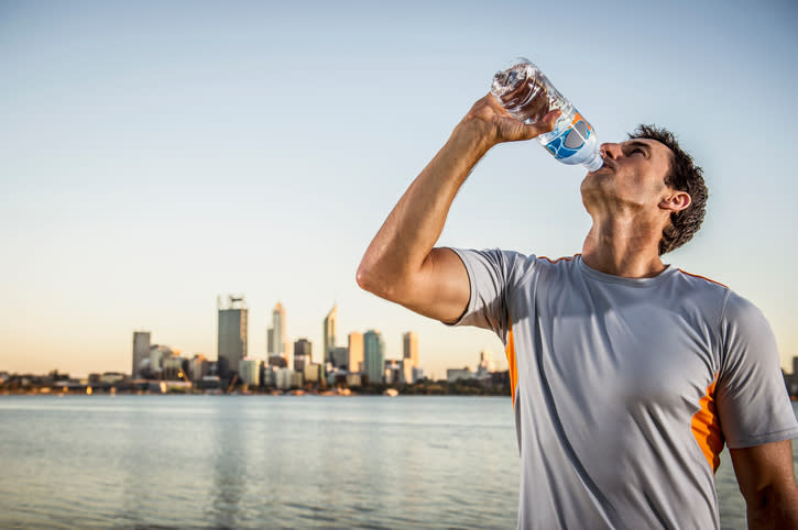 Al ejercitar, elije el agua antes que las bebidas deportivas. Foto: Dave and Les Jacobs/Getty Images