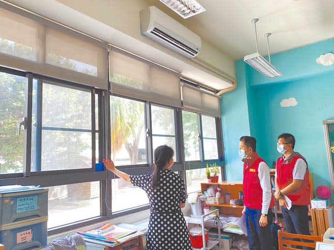 新竹市長林智堅（中）17日宣布，竹市的教室降溫計畫正式達成，即起全市4萬1000名學生上課都有冷氣吹。（陳育賢攝）