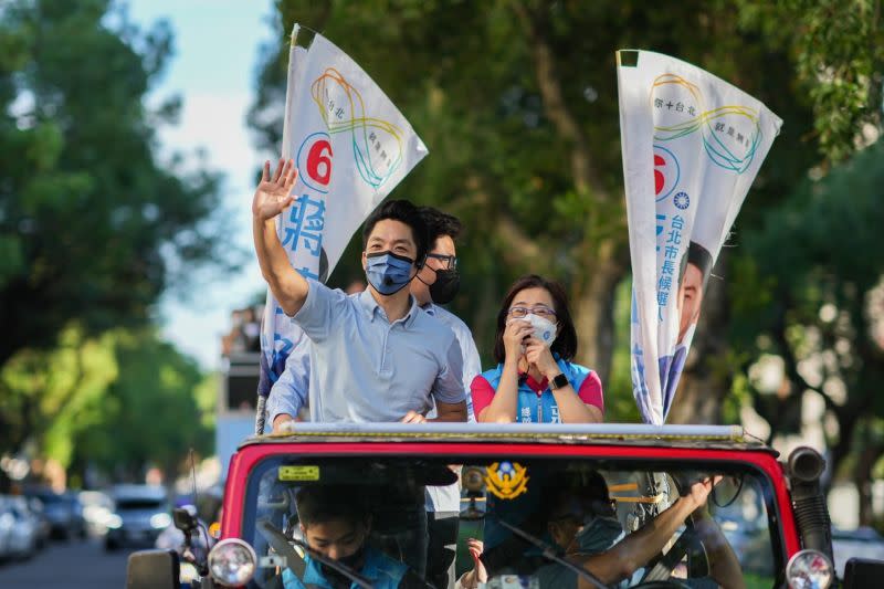 ▲蔣萬安今下午展開車掃行程，出發前他受訪特別稱讚陳時中、黃珊珊及柯文哲，在他當選後第一時間致電給他，展現台灣民主風範。（圖／蔣萬安辦公室提供）