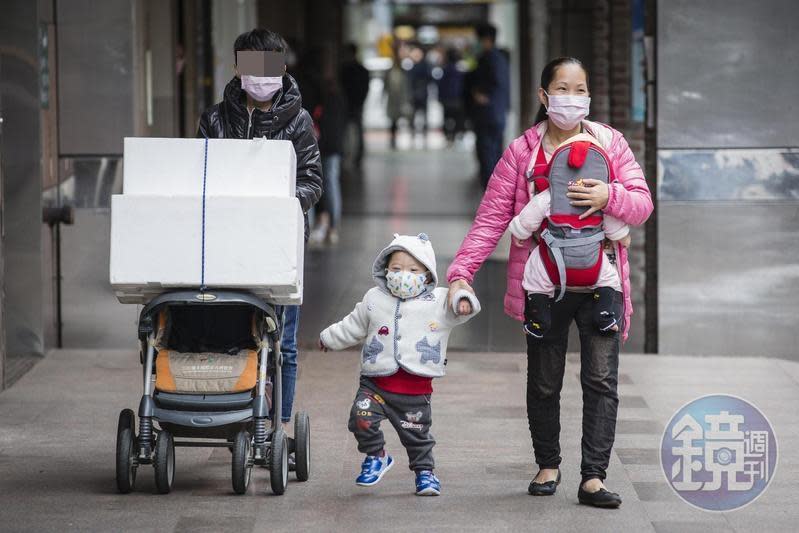 每週日是陳籹穌帶孩子們上教會兼賣滷味、水餃的重頭日，一行人浩浩蕩蕩從木柵搭公車前往台北車站。