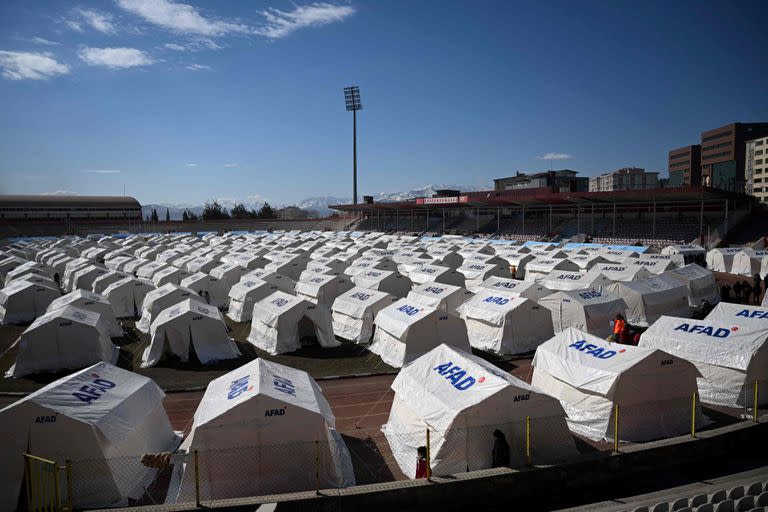 Una fotografía tomada el 8 de febrero de 2023 muestra un campamento instalado por el gobierno en la ciudad de Kahramanmaras, en el sureste de Turquía, dos días después de que un fuerte terremoto sacudiera la región.