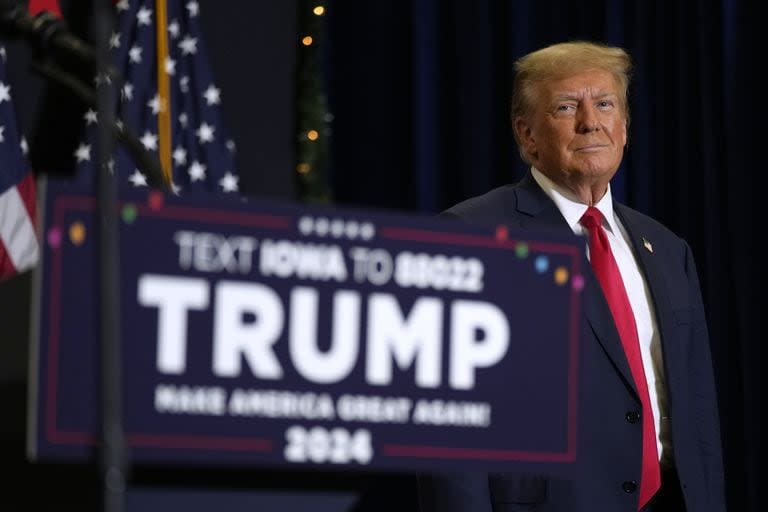 El expresidente Donald Trump saluda a sus seguidores cuando llega a un mitin de compromiso con el caucus, el martes 19 de diciembre de 2023, en Waterloo, Iowa