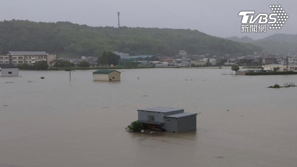 和歌山縣和歌山市因持續性降雨，造成當地汪洋一片。（圖／達志影像美聯社）