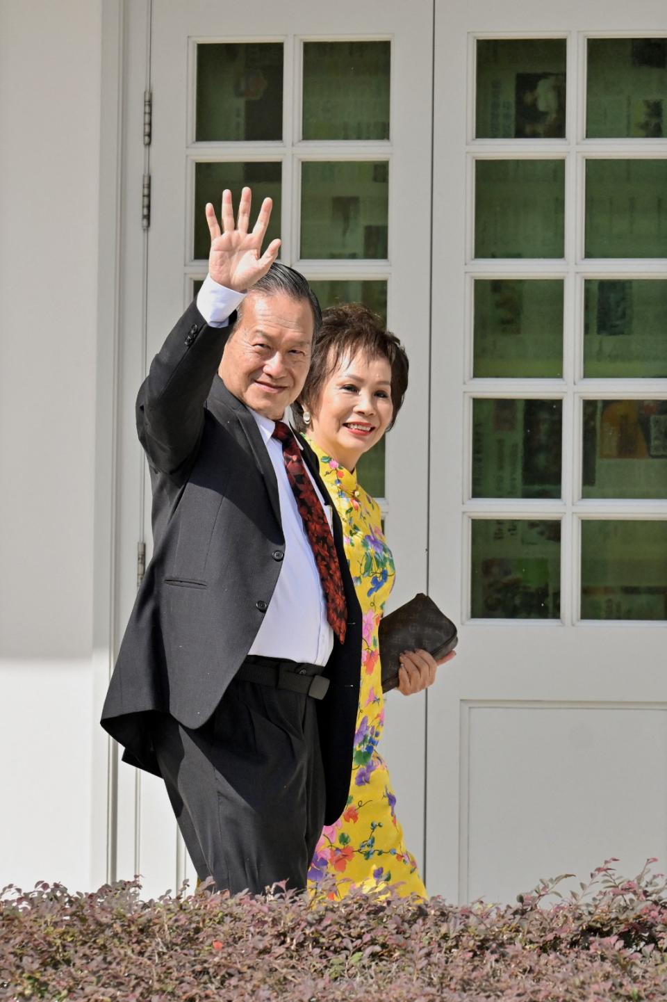 新加坡總統候選人陳欽亮與妻子。路透社