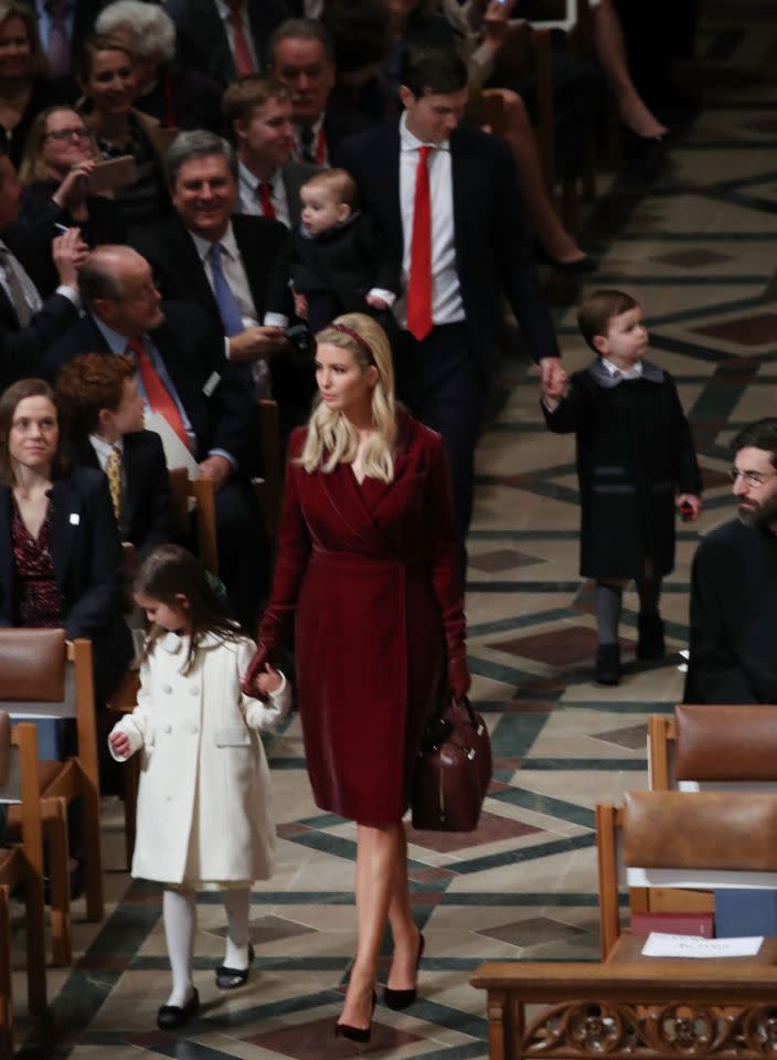 <p>Für den National Prayer Service wählte Ivanka ein burgunderfarbenes Mantelkleid von Oscar de la Renta und kombinierte dazu eine passende Lederhandtasche.<br>[Bild: Getty] </p>