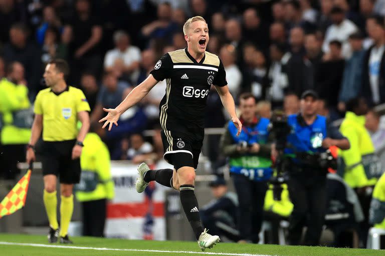 Van de Beek celebra su gol, que le dio el triunfo a Ajax en Londres.